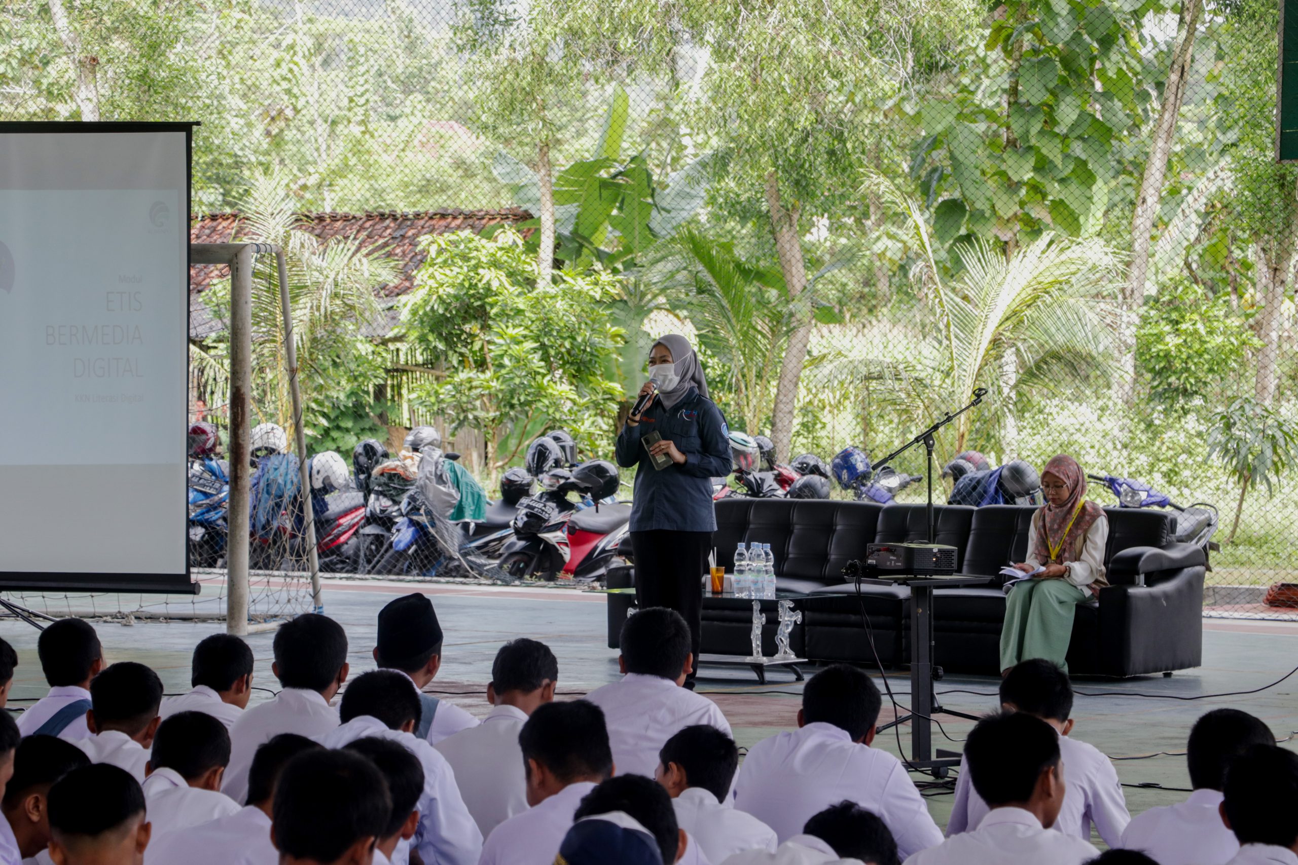 KKN Universitas Gadjah Mada dan SMK Negeri 1 Karanggayam  gandeng Diskominfo Kebumen pada Talkshow  Projek Penguatan Profil Pelajar Pancasila